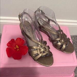 Life Stride Dark Gold Heels with Elegant Straps size 8M new 🌺